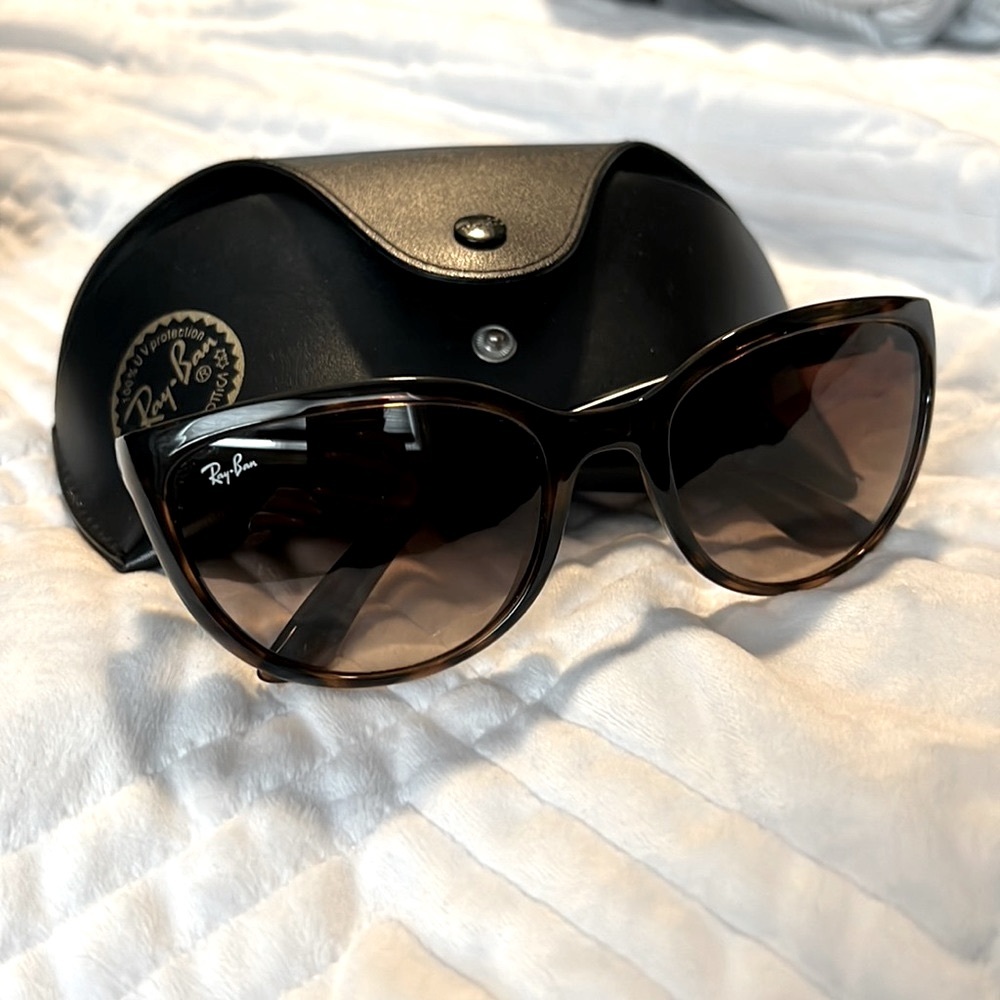 Ray-Ban "Emma" RB4167 Tortoise Shell Frame Sunglasses with Case